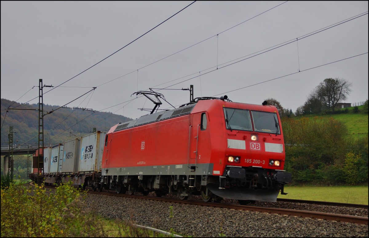 185 200-3 ist am 28.10.14 mit einen Containerzug bei Hermannspiegel unterwegs.