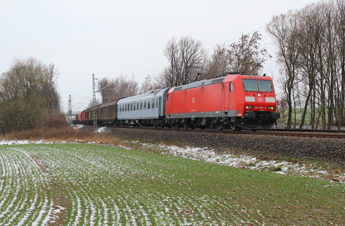 185 200-3 mit dem 51721 (mit Militärbegleiterwagen) zu sehen am 01.04.16 an der Schöpsdrehe bei Plauen/V.