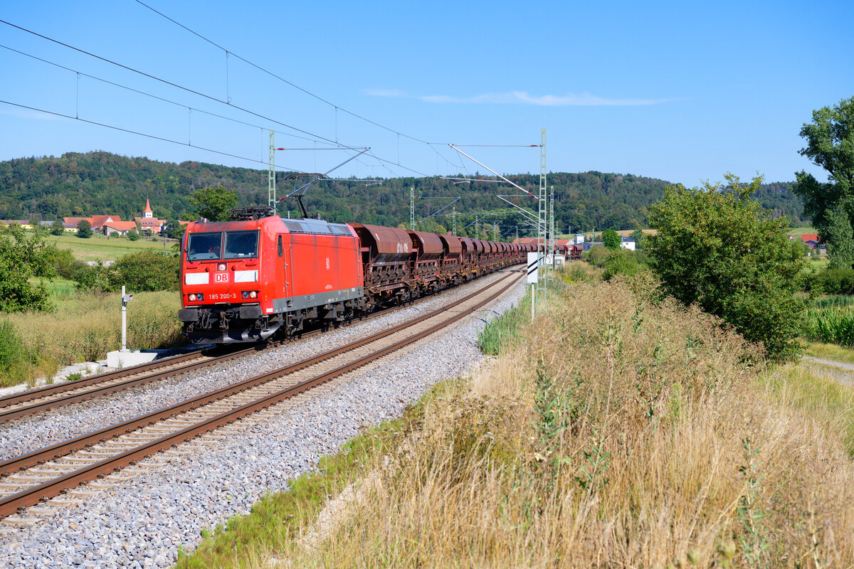 185 200 DB Cargo mit einem Schotterzug bei Oberdachstetten Richtung Würzburg, 06.08.2020