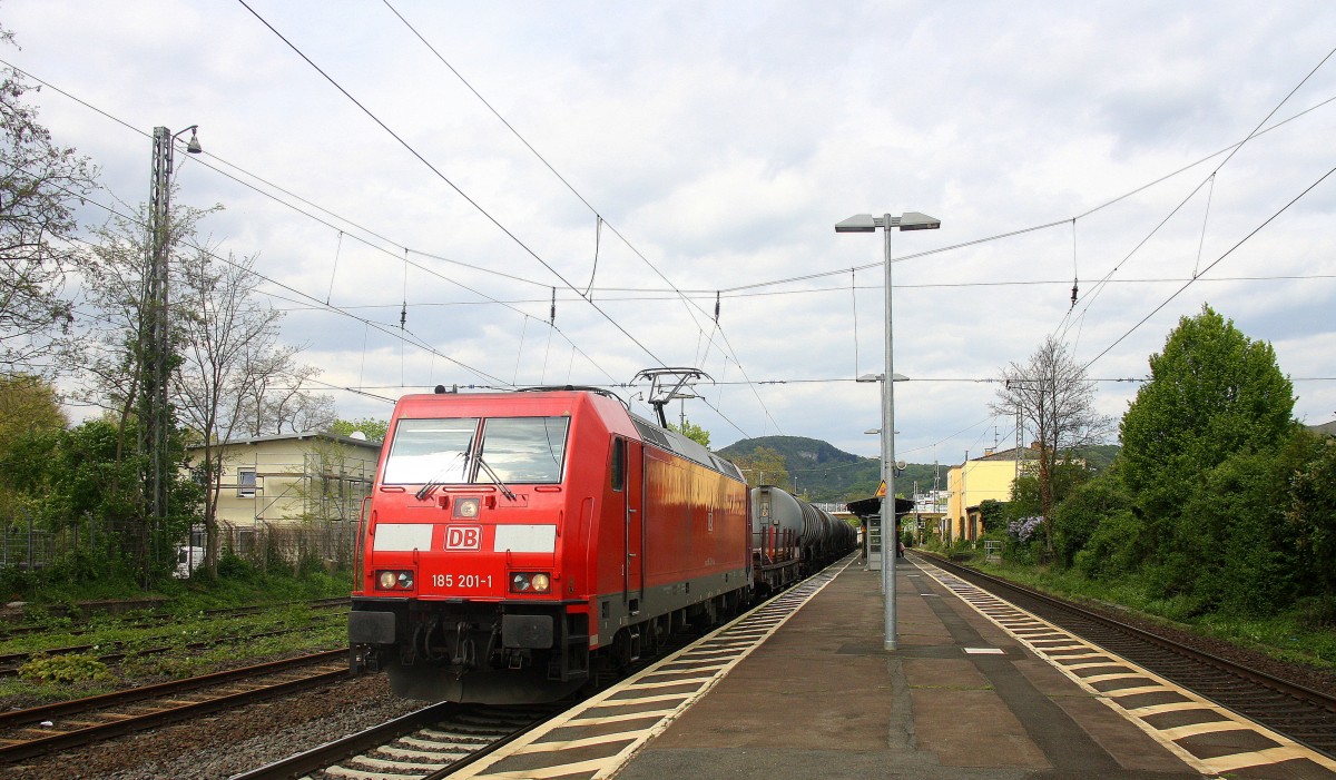 185 201-1 DB  kommt durch Bad-Honnef am Rhein mit einem kurzen gemischten Güterzug aus  Richtung Köln und fährt in Richtung Koblenz auf der rechten Rheinstrecke(KBS 465). Bei Sonne und Wolken am Nachmittag vom 29.4.2015.