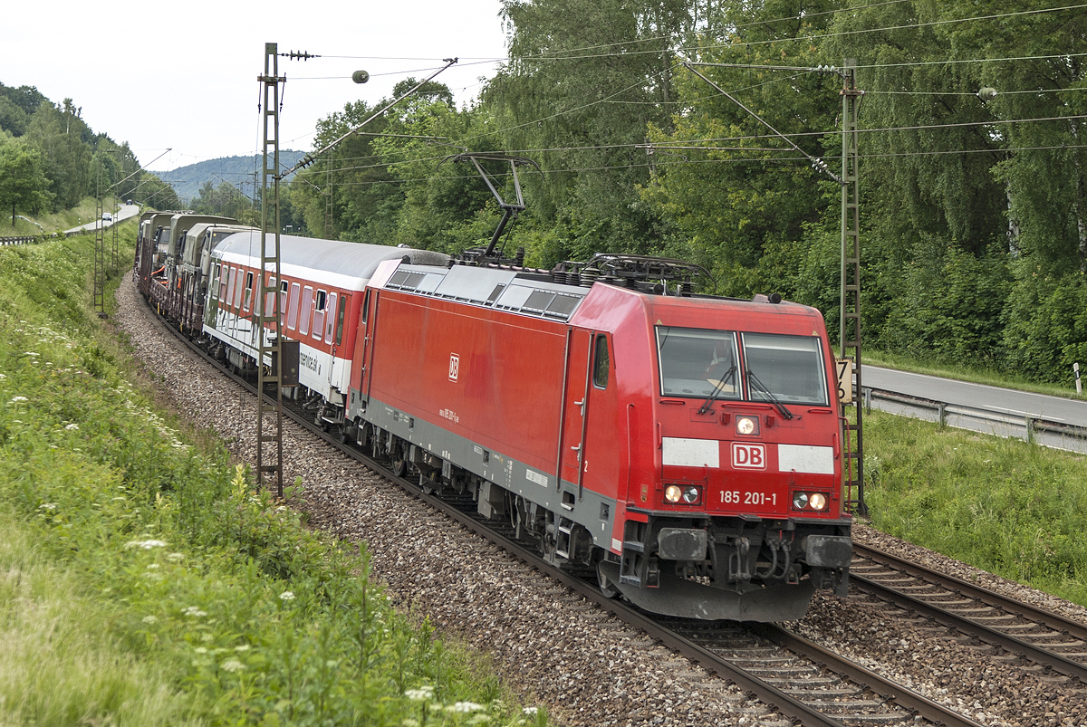 185 201-1 führt einen Militärtransportzug in Richtung Passau. Vilshofen a.d.Donau am 01.06.2014

Hersteller: Bombardier Transportation, Kassel
Fabriknummer: 33700
Abnahmedatum: 01.02.2005
Erst-Bw: Mannheim
UIC-Nr.: 91 80 6185 201-1 D-DB
Betreibernr. z.Z.d. Aufnahme: 185 201-1
EBA-Nr.: EBA 03J15A 001
Eigentümer z.Z.d. Aufnahme: DB Schenker Rail Deutschland
Radsatzfolge: Bo'Bo'
Vmax (km/h): 140
Dauerleistung (kW): 4.200
Anfahrzugkraft (kN): 300
Dauerzugkraft (kN): 257
Dienstmasse (t): 84
Radsatzfahrmasse max. (t): 21
LüP (mm): 18.900