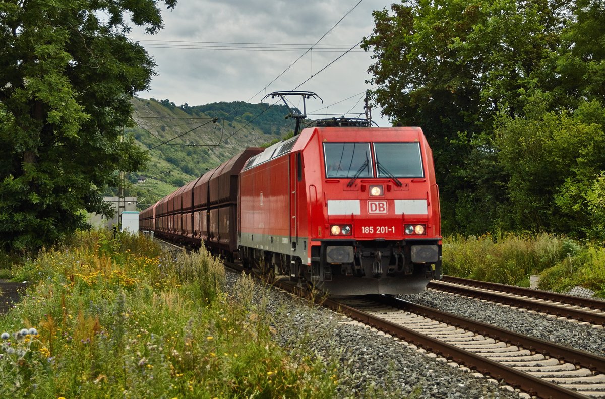 185 201-1 ist mit einen leeren Kohlezug bei Gambach unterwegs gesehen am 09.08.16.