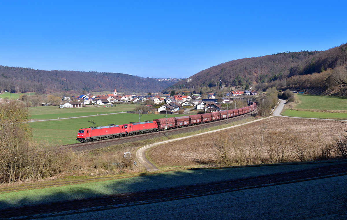185 202 + 185 xxx mit einem leeren Erzzug am 28.02.2021 bei Breitenfurt.