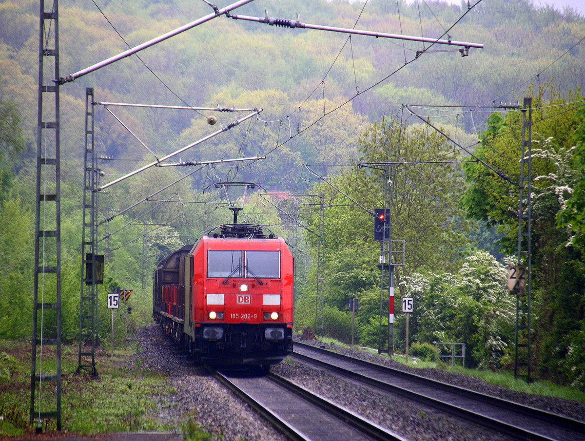 185 202-9 DB kommt aus Richtung Aachen-West,Laurensberg,Richterich,Kohlscheid,Herzogenrath,Hofstadt,Finkenrath,Rimburg mit einem Güterzug aus Belgien nach Neuss  und fährt durch Übach-Palenberg in Richtung Zweibrüggen,Frelenberg,Geilenkirchen,Süggerath,Lindern,Brachelen,Hückelhoven-Baal,Baal,Erkelenz,Herrath,Beckrath,Wickrath,Rheydt,Mönchengladbach. 
Aufgenommen vom Bahnsteig 2 in Übach-Palenberg. 
Bei Regenwetter am Nachmittag vom 8.5.2017.