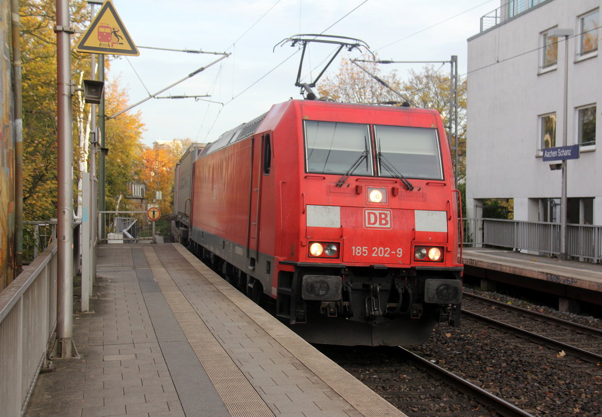 185 202-9 DB kommt aus Richtung Aachen-West mit einem LKW-Zug aus Zeebrugge-Vorming(B) nach Novara-Boschetto(I) und fährt durch Aachen-Schanz in Richtung Aachen-Hbf,Aachen-Rothe-Erde,Stolberg-Hbf(Rheinland)Eschweiler-Hbf,Langerwehe,Düren,Merzenich,Buir,Horrem,Kerpen-Köln-Ehrenfeld,Köln-West,Köln-Süd. 
Aufgenommen vom Bahnsteig von Aachen-Schanz.
Am Morgen vom 5.11.2018.