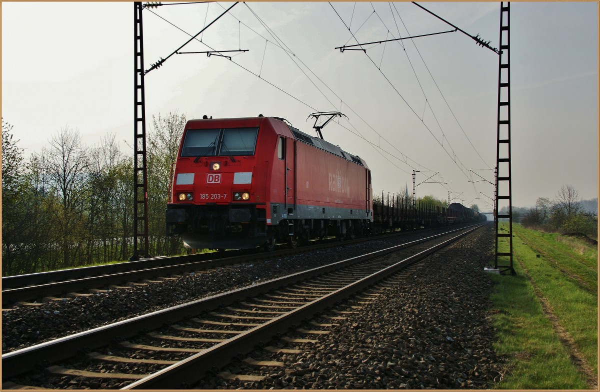 185 203-7 mit einen gemischten Güterzug bei Thüngersheim am 01.04.14.