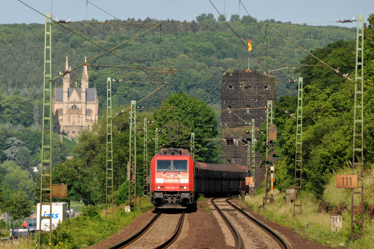 185 203-7 wird flankiert auf der rechten Seite von einem Brückenturm der ehemaligen Brücke von Remagen, sowie zur Linken von der Apollinariskirche auf der linken Rheinseite. Aufgenommen am 3/06/2011.