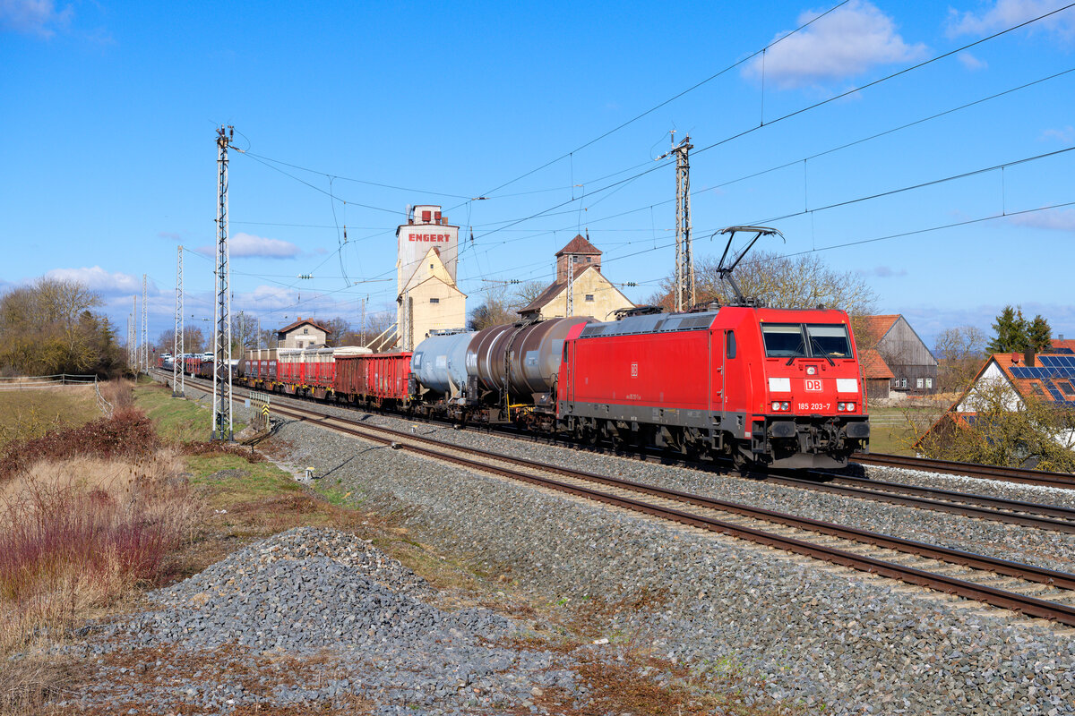 185 203 DB Cargo mit einem gemischten Güterzug bei Herrnberchtheim Richtung Ansbach, 27.02.2021