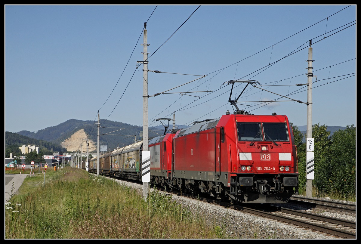 185 204 + 185 283 mit Güterzug bei Niklasdorf am 8.07.2020.