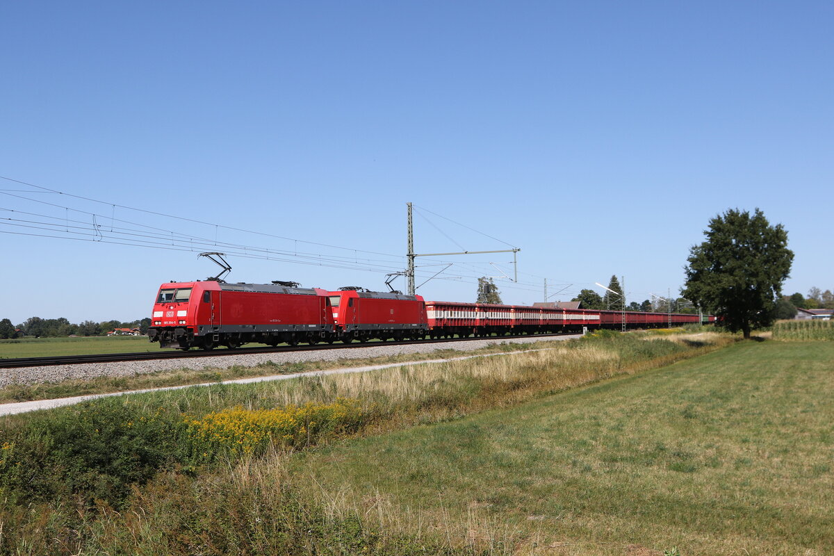 185 204 und 185 296 waren mit einem  Erzzug  am 13. August 2026 bei �bersee am Chiemsee in Richtung M�nchen unterwegs.