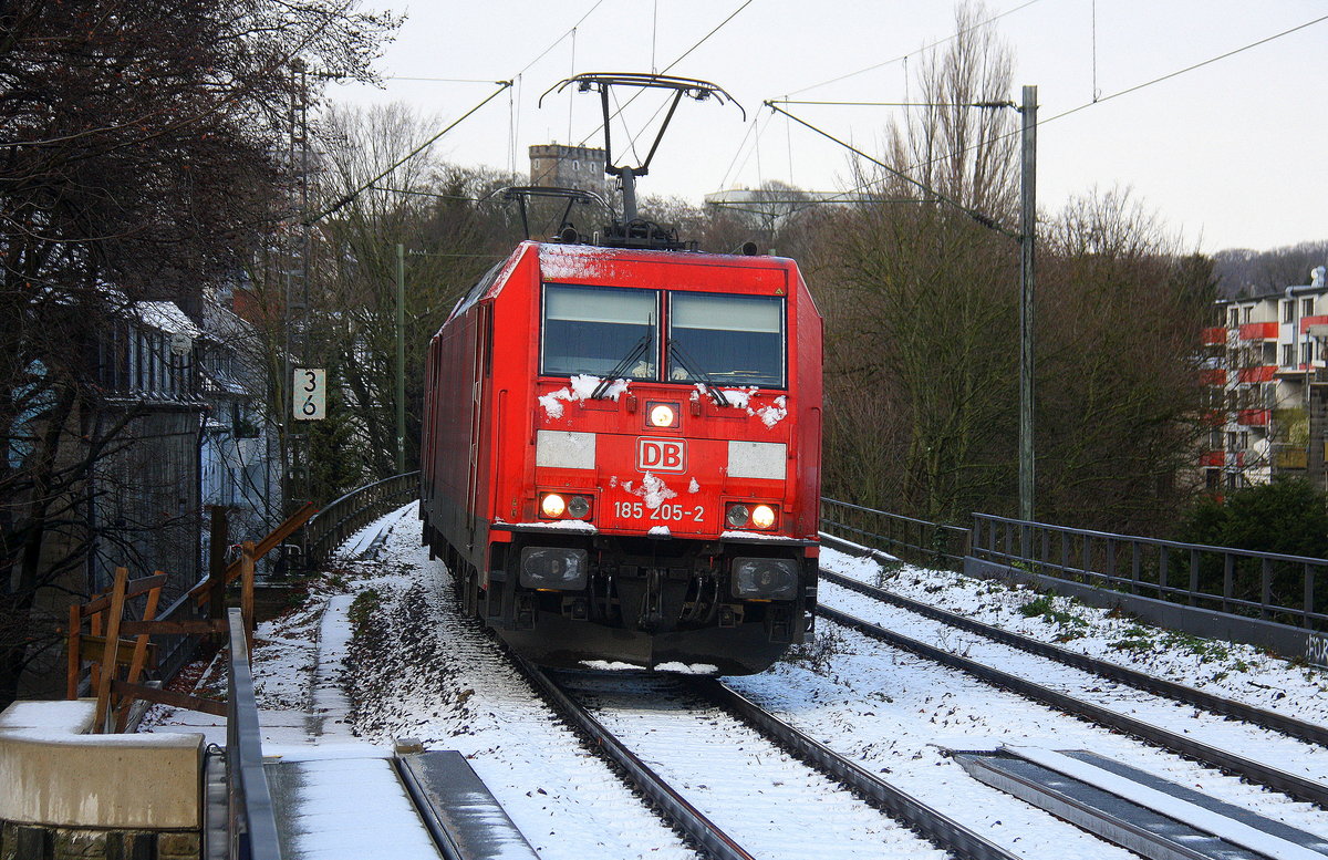 185 205-2 und eine 185er beide von DB und fahren durch Aachen-Schanz mit einem langen Ölzug aus Antwerpen-Petrol(B) nach Basel(CH) und kommen aus Richtung Aachen-West in Richtung Aachen-Hbf,Aachen-Rothe-Erde,Stolberg-Hbf(Rheinland)Eschweiler-Hbf,Langerwehe,Düren,Merzenich,Buir,Horrem,Kerpen-Köln-Ehrenfeld,Köln-West,Köln-Süd. Aufgenommen vom Bahnsteig von Aachen-Schanz. 
Bei Sonnenschein und Schnee am Kalten Nachmittag vom 10.12.2017.