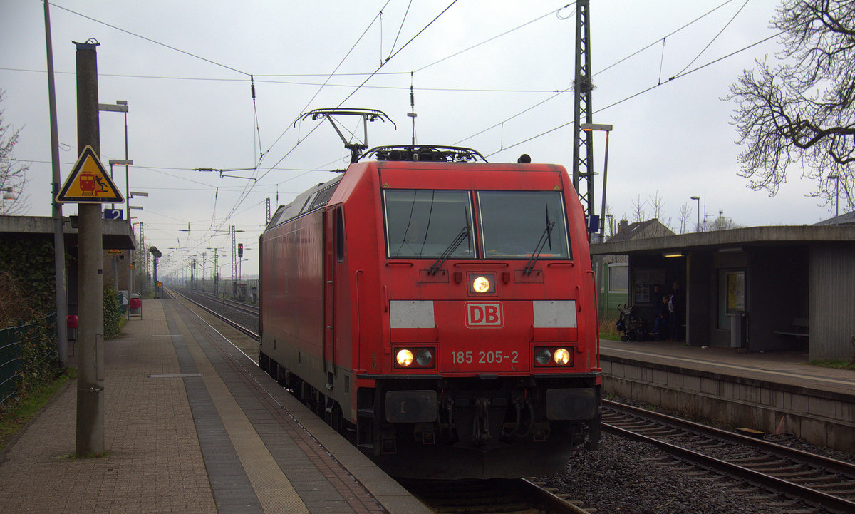 185 205-2 DB kommt als Lokzug aus Neuss-Gbf nach Nievenheim und kommt aus Richtung Neuss-Hbf,Neuss-Süd,Norf,Neuss-Allerheiligen und fährt gleich in den Güterbahnhof von Nievenheim ein. Aufgenommen vom Bahnsteig 2 in Nievenheim. Bei Regenwetter am Mittag vom 1.4.2018.