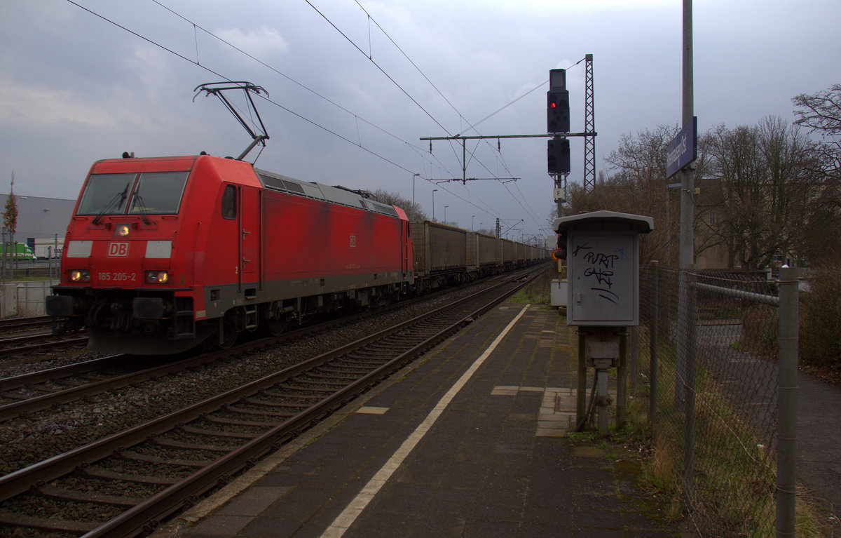 185 205-2 DB kommt mit einem Aluzug aus Nievenheim nach Göttingen  und kommt aus Richtung Neuss und fährt durch Duisburg-Rheinhausen-Ost in Richtung Duisburg-Hochfeld-Süd. Aufgenommen vom Bahnsteig in Duisburg-Rheinhausen-Ost.
Bei Regenwetter am Nachmittag vom 1.4.2018. 