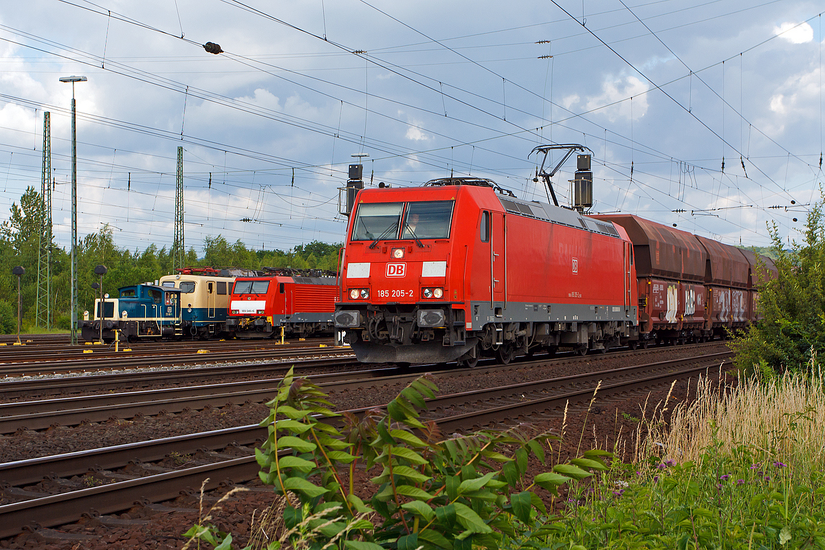 
185 205-2 der DB Schenker Rail Deutschland AG fährt am 14.06.2014 mit einem leeren Kohlezug (Fals/Faals Ganzzug) durch Koblenz-Lützel in Richtung Norden. 

Die TRAXX F140 AC2 (BR 185.2) wurde 2005 bei Bombardier in Kassel unter der Fabriknummer 33714  gebaut.  Sie hat die komplette NVR-Nummer 91 80 6185 205-2 D-DB und die EBA-Nummer  EBA 03J15A 005 .