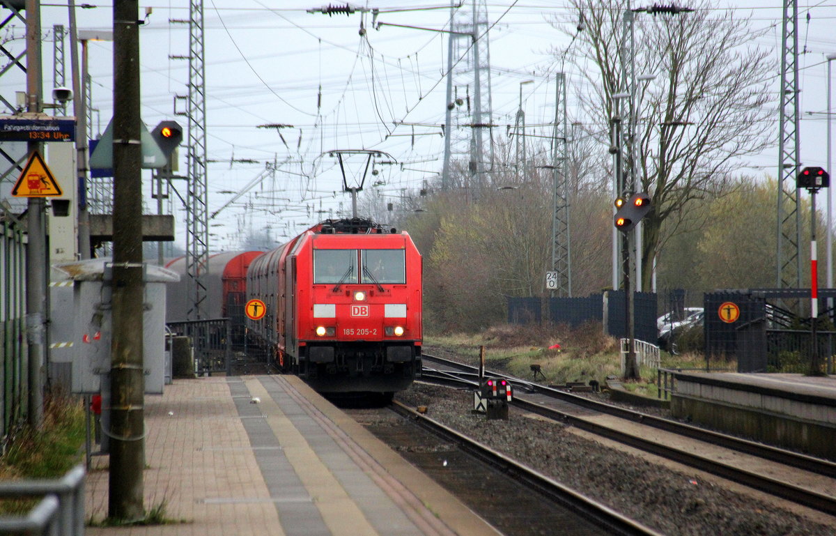 185 205-2 DB verlässt den Güterbahnhof von Nievenheim mit einem Aluzug aus Nievenheim nach Göttingen und fährt in Richtung Neuss-Allerheiligen,Neuss-Norf,Neuss-Süd. 
Aufgenommen vom Bahnsteig 1 in Nievenheim.
Bei Regenwetter am Mittag vom 1.4.2018.