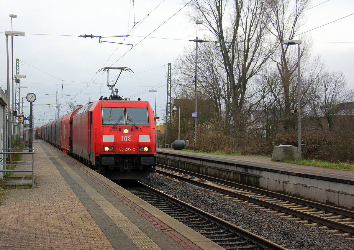 185 205-2 DB verlässt den Güterbahnhof von Nievenheim mit einem Aluzug aus Nievenheim nach Göttingen und fährt in Richtung Neuss-Allerheiligen,Neuss-Norf,Neuss-Süd. Aufgenommen vom Bahnsteig 1 in Nievenheim. Bei Regenwetter am Mittag vom 1.4.2018.