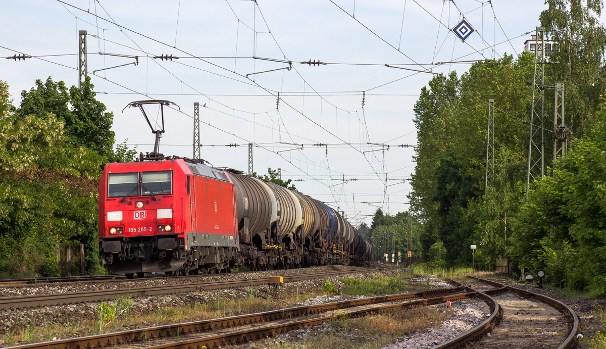 185 205-2 mit einem Kesselwagenzug in Bamberg (21.05.2014)
