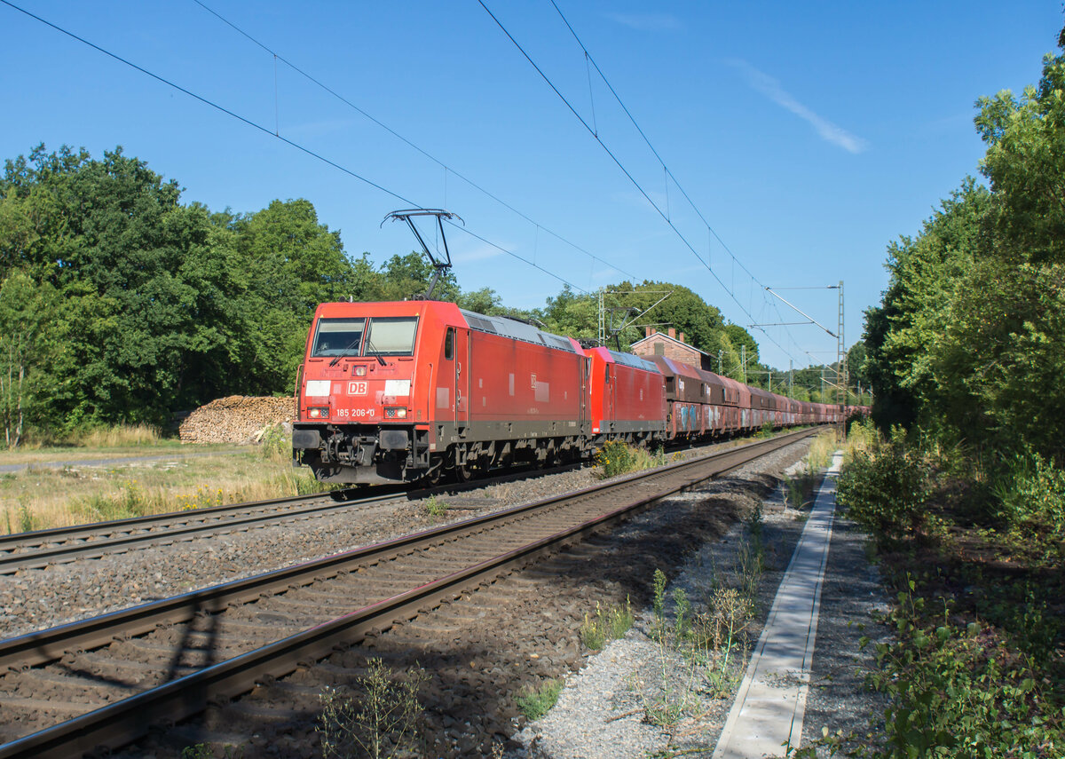 185 206-0 +185 167-4 sind mit einem Kohlezug Richtung Gemünden/M. unterwegs,gesehen am 03.08.2022 in Vollmerz.
