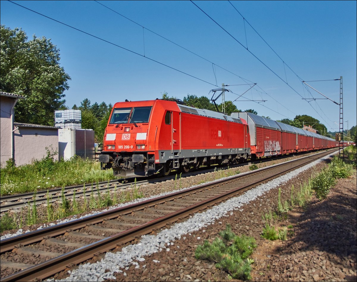 185 206-0 ist mit einen Altmann-Autozug bei Vollmerz am 19.07.2017 zu sehen.