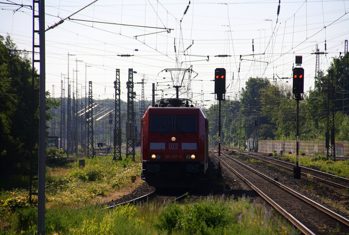 185 207-8 DB fährt aus dem Viersener Güterbahnhof mit einem Coilleerzug aus Venlo(NL) nach Bremen(D) und fährt in Richtung und fährt in Richtung Anrath,Krefeld.
Aufgenommen vom Bahnsteig 6 von Viersen. Bei Sommerwetter am Morgen vom 27.5.2017. 