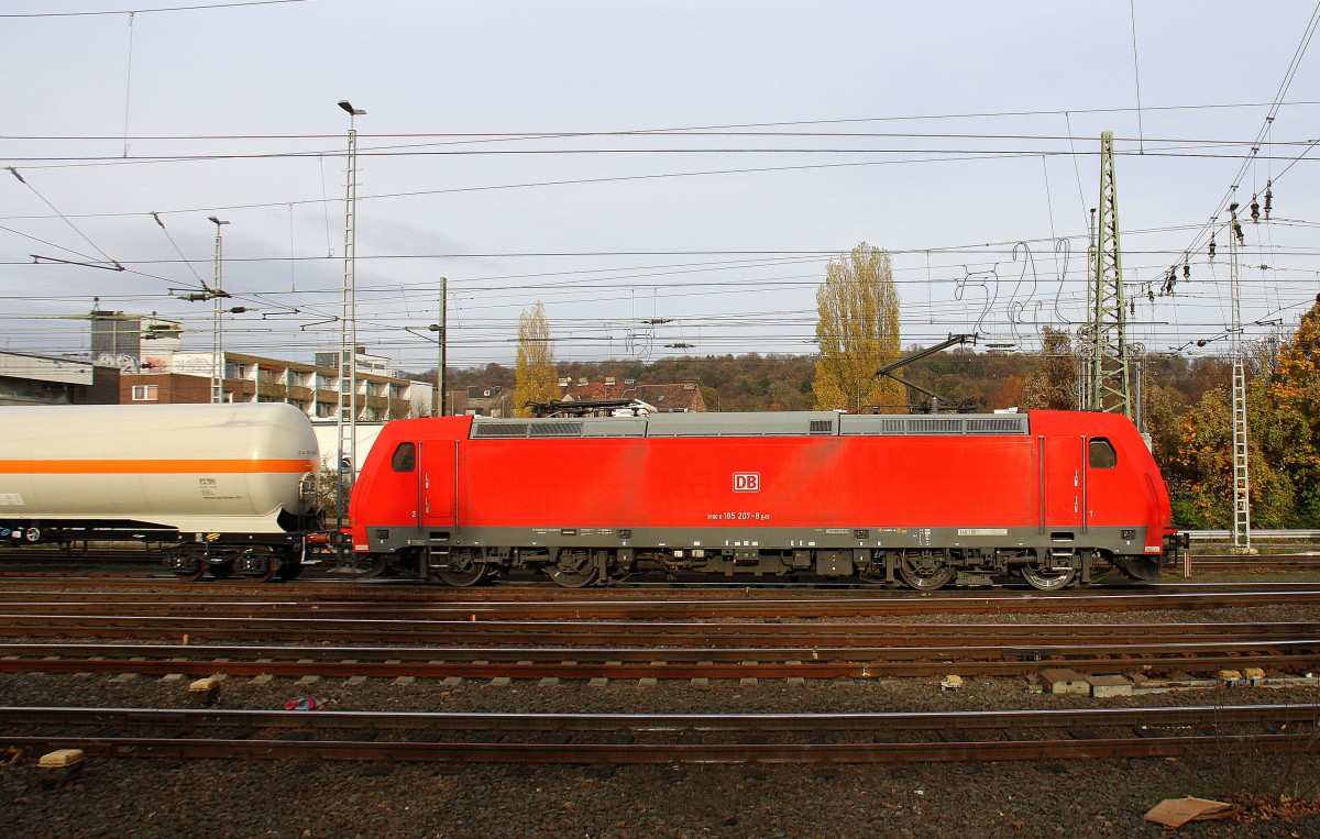 185 207-8 DB  fährt mit einem Kurzen Kesselzug aus Antwerpen-BASF(B) nach Ludwigshafen-BASF(D) bei der Ausfahrt aus Aachen-West und fährt in Richtung Aachen-Schanz,Aachen-Hbf,Aachen-Rothe-Erde,Stolberg-Hbf(Rheinland)Eschweiler-Hbf,Langerwehe,Düren,Merzenich,Buir,Horrem,Kerpen-Köln-Ehrenfeld,Köln-West,Köln-Süd. Aufgenommen vom Bahnsteig in Aachen-West. 
Bei schönem Herbstwetter am Mittag vom 8.11.2015.