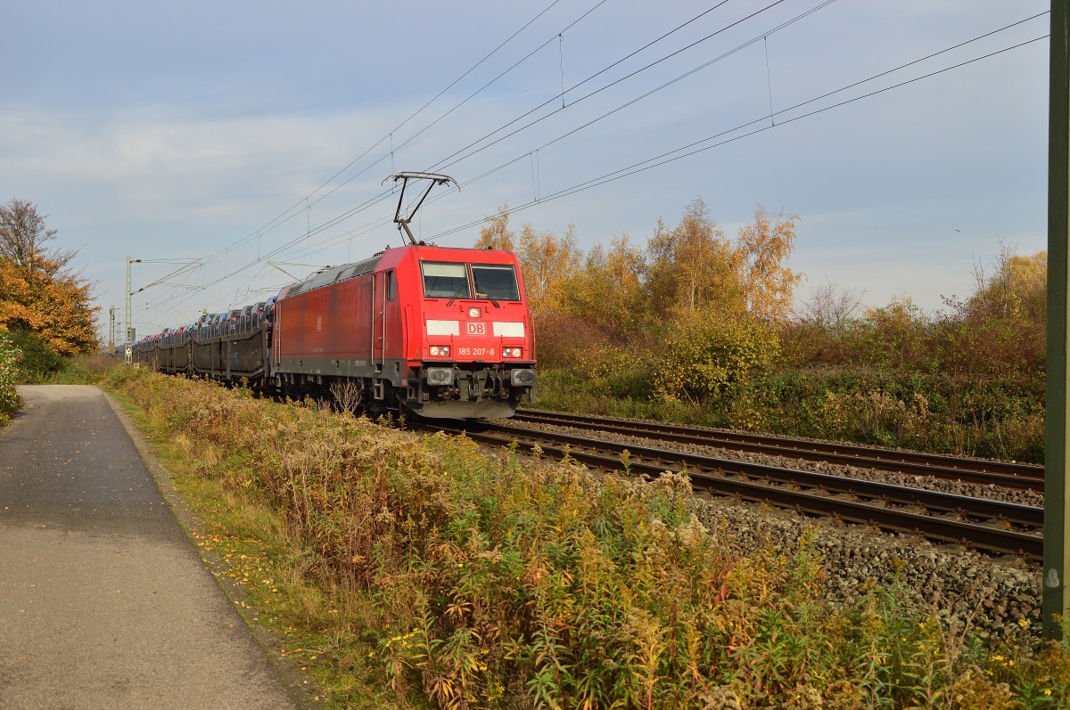 185 207-8 mit einem Autotransporterzug voll Modellen der Firma PSA zwischen Osterath und Kaarst. 8.11.2015