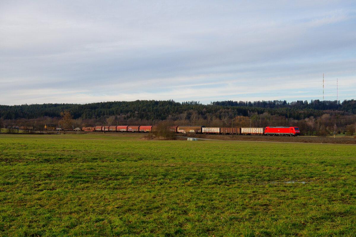 185 207 DB Cargo mit einem gemischten Güterzug bei Pölling Richtung Regensburg, 04.02.2021