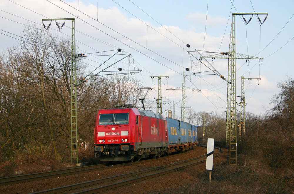 185 207 wurde am 12. März 2006 zwischen der Südbrücke und dem Güterbahnhof Bonntor in Köln fotografiert.
Leider ist diese Fotostelle heute nicht mehr nutzbar.