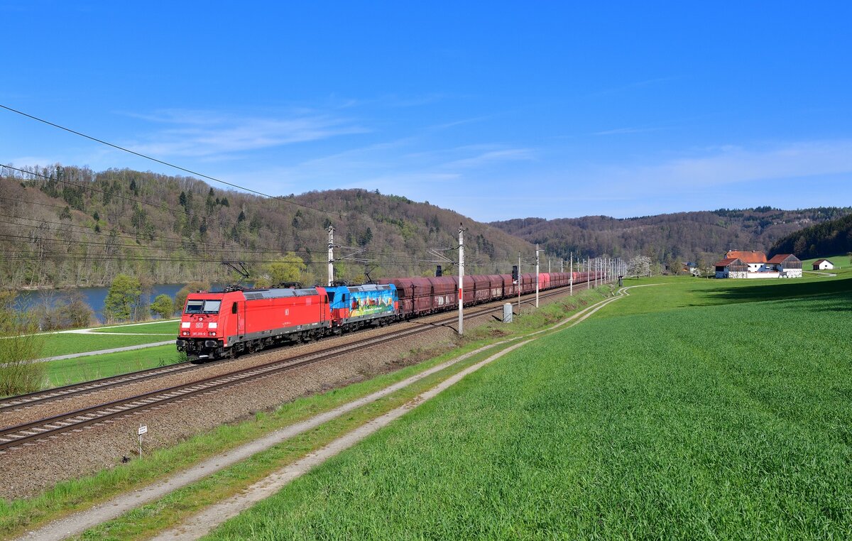 185 208 + 185 367 mit einem Erzzug am 27.04.2021 bei Wernstein am Inn.
