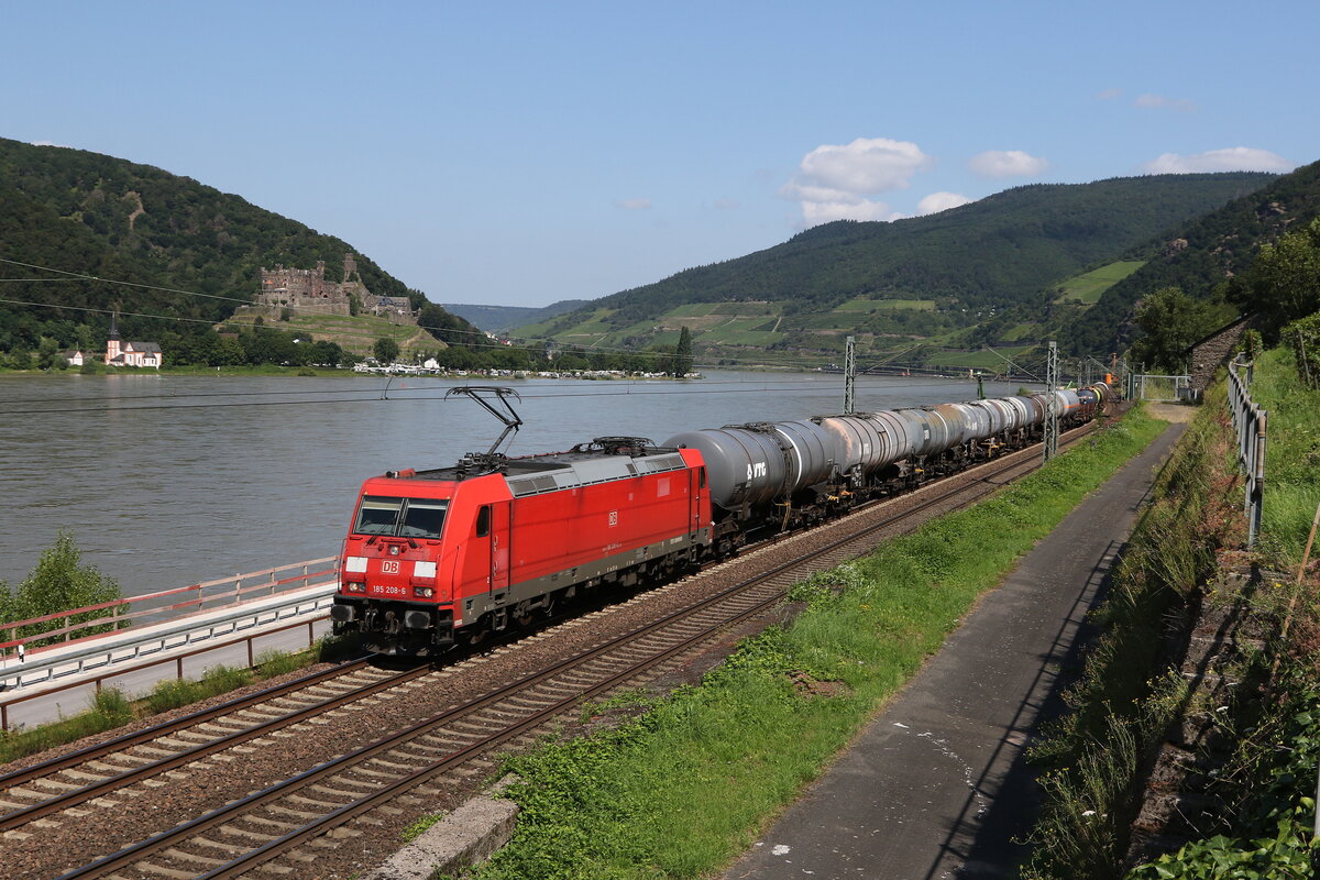 185 208 mit einem gemischten Güterzug am 21. Juli 2021 bei Assmannshausen im Rheintal.