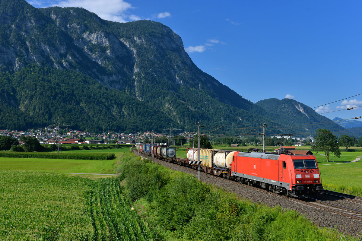 185 208 mit einem KLV am 22.07.2017 bei Kirchbichl. 