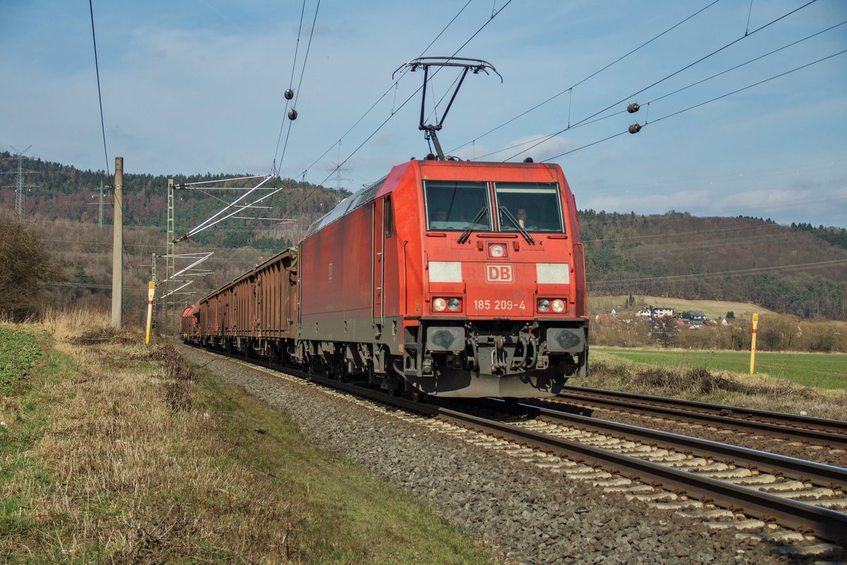185 209-4 mit einen gemischten Güterzug unterwegs bei Reilos am 14.03.2017.