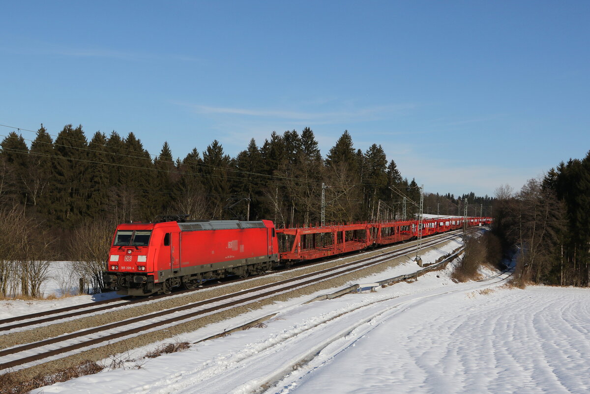 185 209 mit einem leeren Autozug aus Salzburg kommend am 24. Januar 2022 bei Grabenstätt im Chiemgau.