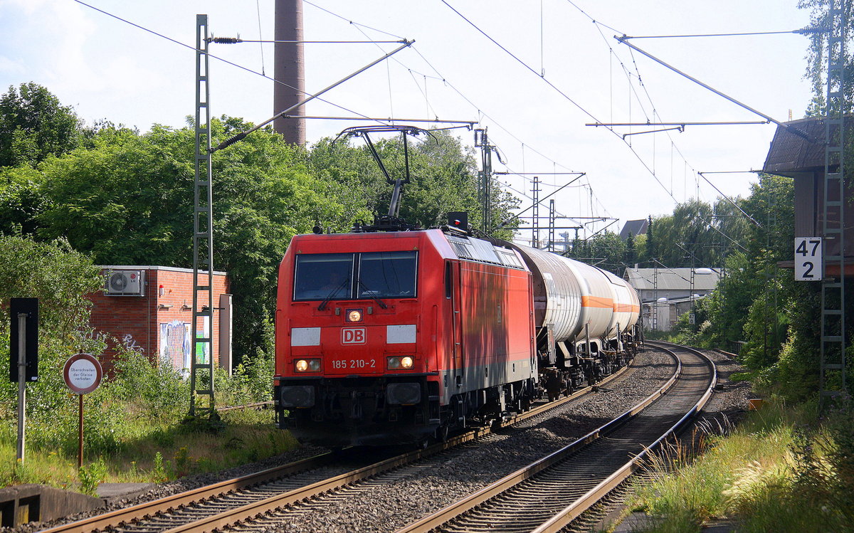 185 210-2 DB  kommt als Umleiter mit einem langen Kesselzug aus Antwerpen-BASF(B) nach Ludwigshafen-BASF(D)  und kommt aus Richtung Aachen-West,Laurensberg,Richterich,Kohlscheid,Herzogenrath,Hofstadt,Finkenrath,Rimburg,Übach-Palenberg,Zweibrüggen,Frelenberg,Geilenkirchen,Süggerath,Lindern,Brachelen,Hückelhoven-Baal,Baalund fährt durch Erkelenz in Richtung Herrath,Beckrath,Wickrath,Rheydt-Hbf,Mönchengladbach-Hbf. 
Aufgenommen vom Bahnsteig 1 in Erkelenz. 
Bei Sommerwetter am 7.6.2017.