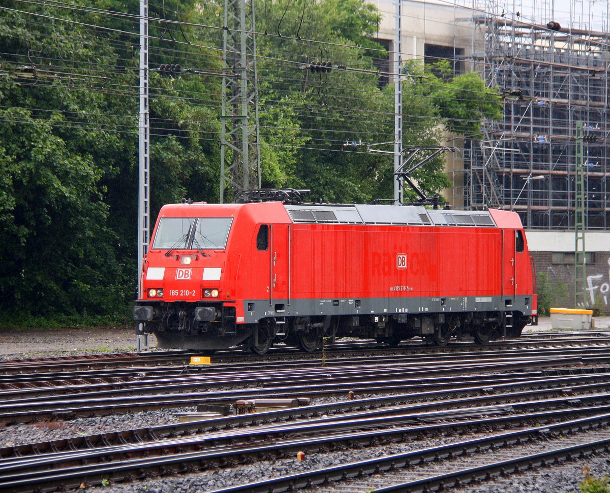 185 210-2 DB rangiert in Aachen-West.
Aufgenommen vom Bahnsteig in Aachen-West bei Regenwetter am Nachmittag vom 28.6.2014.