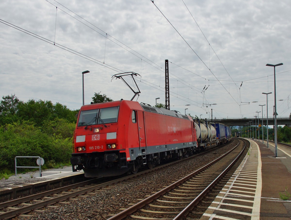 185 210-2 ist mit einen Aufliegerzug Richtung Norden unterwegs am 16.07.14 in Retzbach.