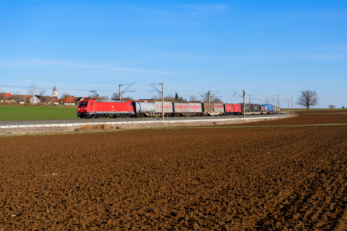 185 210 DB Cargo mit einem KLV-Zug bei Uffenheim Richtung Würzburg, 06.03.2021