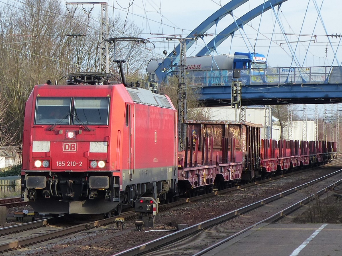 185 210 mit Güterzug nach Hanekenfähr (bei Lingen) in Salzbergen, 16.03.2023