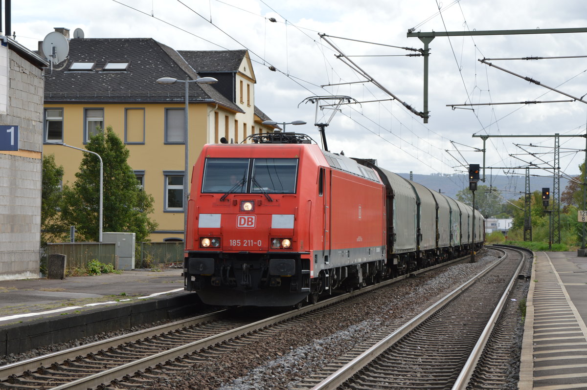 185 211-0 bei der Durchfahrt in Oberlahnstein

Der Lokführer telefoniert auch noch beim fahren :-)

Aufnahme Ort: Oberlahnstein
Aufnahme Datum: 22.09.2018