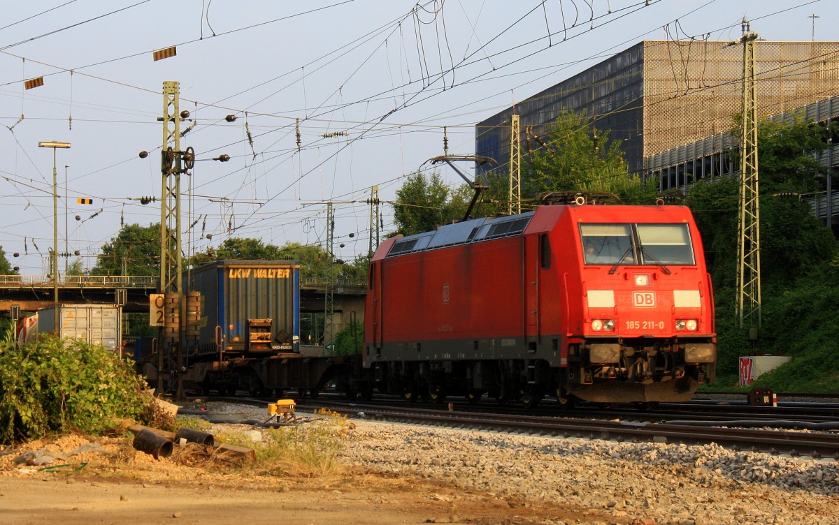 185 211-0 DB  kommt aus Richtung Kln,Aachen-Hbf mit einem langen Containerzug aus Verona(I) nach Antwerpen-Combinant(B) und fhrt in Aachen-West ein am einem schnem Sommerabend vom 16.7.2013.