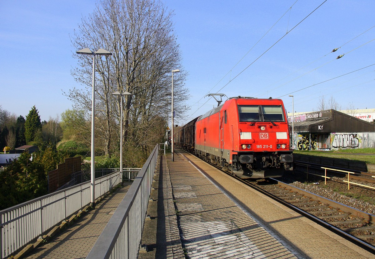 185 211-0 DB kommt durch Kohlscheid mit einem langen Audi-VW-Zug aus Osnabrück nach Kortenberg-Goederen(B) und fährt die Kohlscheider-Rampe hoch nach Aachen-West und fährt in Richtung Richterich,Laurensberg,Aachen-West. 
Am einem schönem Frühlingsabend vom 14.4.2015.