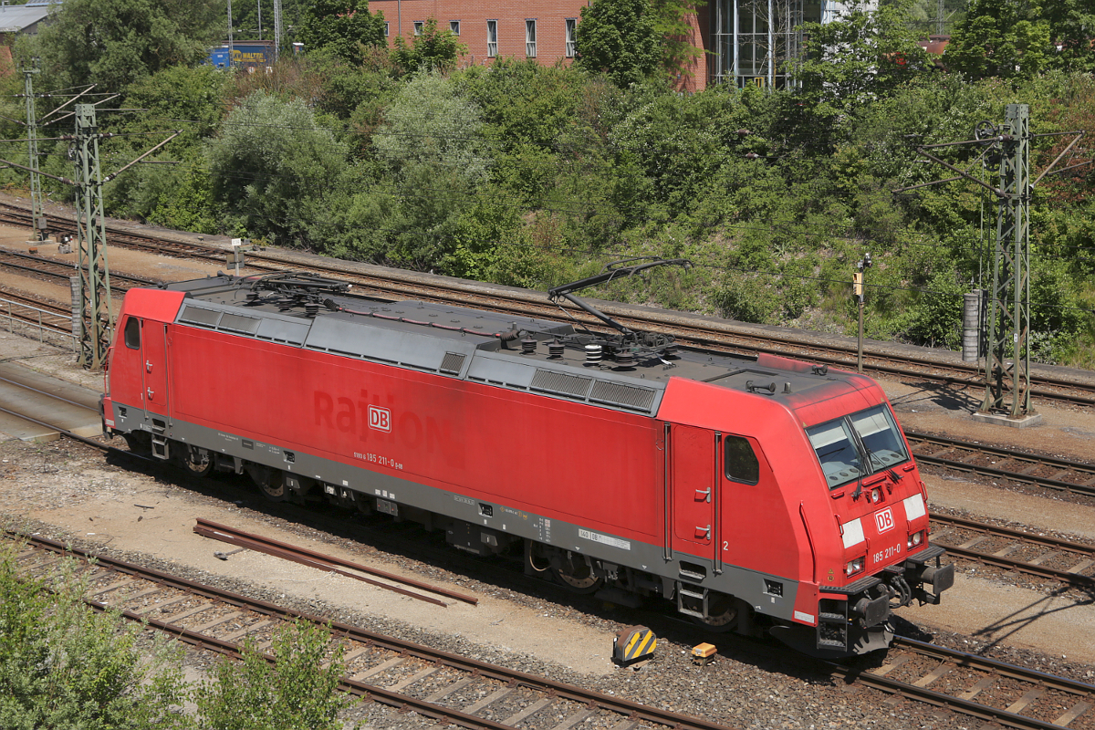 185 211-0 fährt in das BW am Rangierbahnhof München Nord ein, 07.06.2014.
Gut zu sehen ist noch der frühere Schriftzug  Railion .