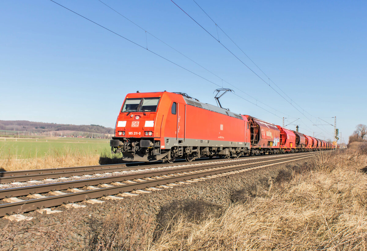 185 211-0 mit einem Kalizug Richtung Süden am 09.03.2022 bei Friedland.