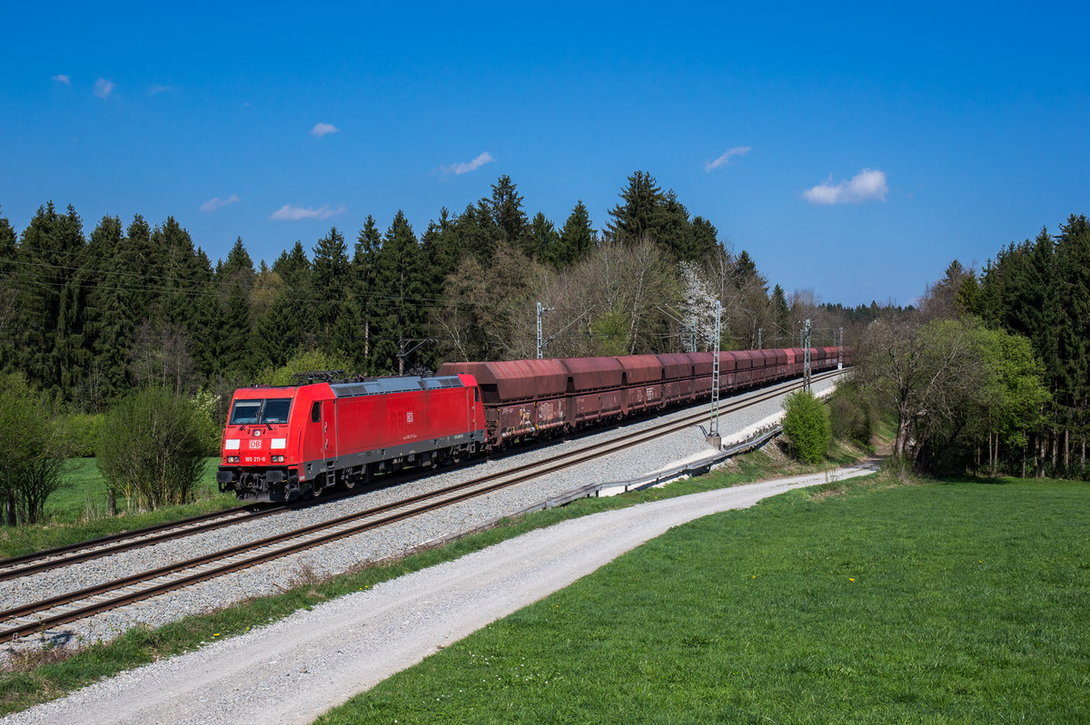 185 211 fährt mit einem umgeleiteten Erzzug bei Grabenstätt in Richtung München, aufgenommen am 9. April 2017.