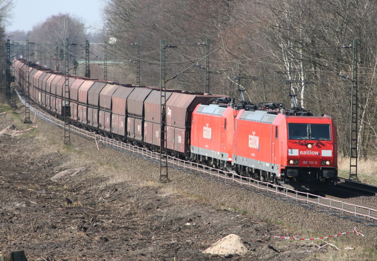 185 211 mit CS 60371 (Hamburg-Waltershof Hansaport–Fallersleben VW) am 29.03.2011 zwischen Winsen (Luhe) und Radbruch