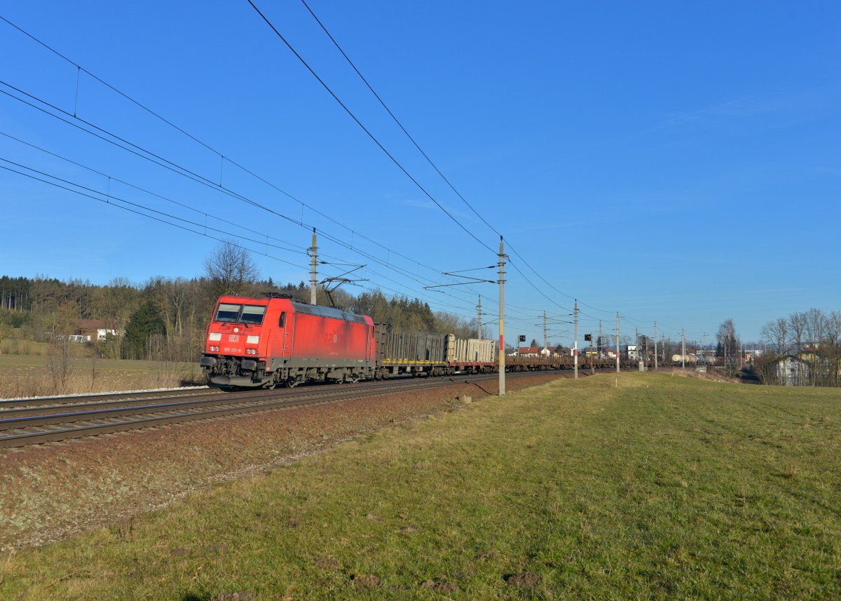 185 211 mit einem Güterzug am 08.02.2014 bei Andorf. 