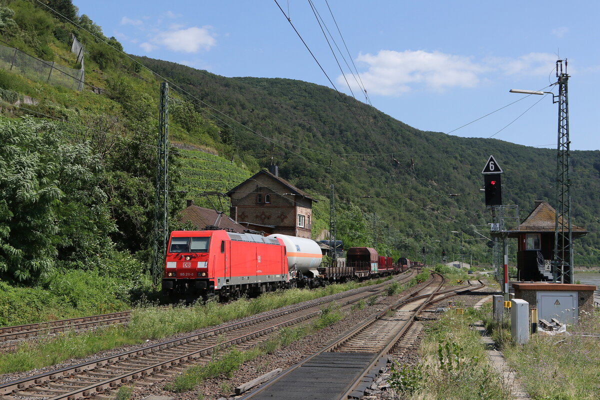 185 211 mit einem  Mischer  bei der Einfahrt in Kaub am Rhein am 21. Juli 2021.