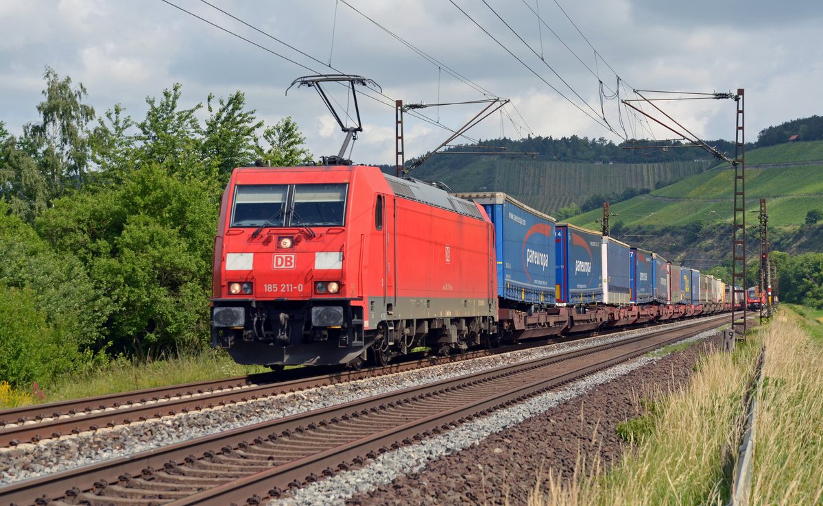185 211 schleppte am 16.06.17 einen KLV-Zug durch Himmelstadt Richtung Würzburg.