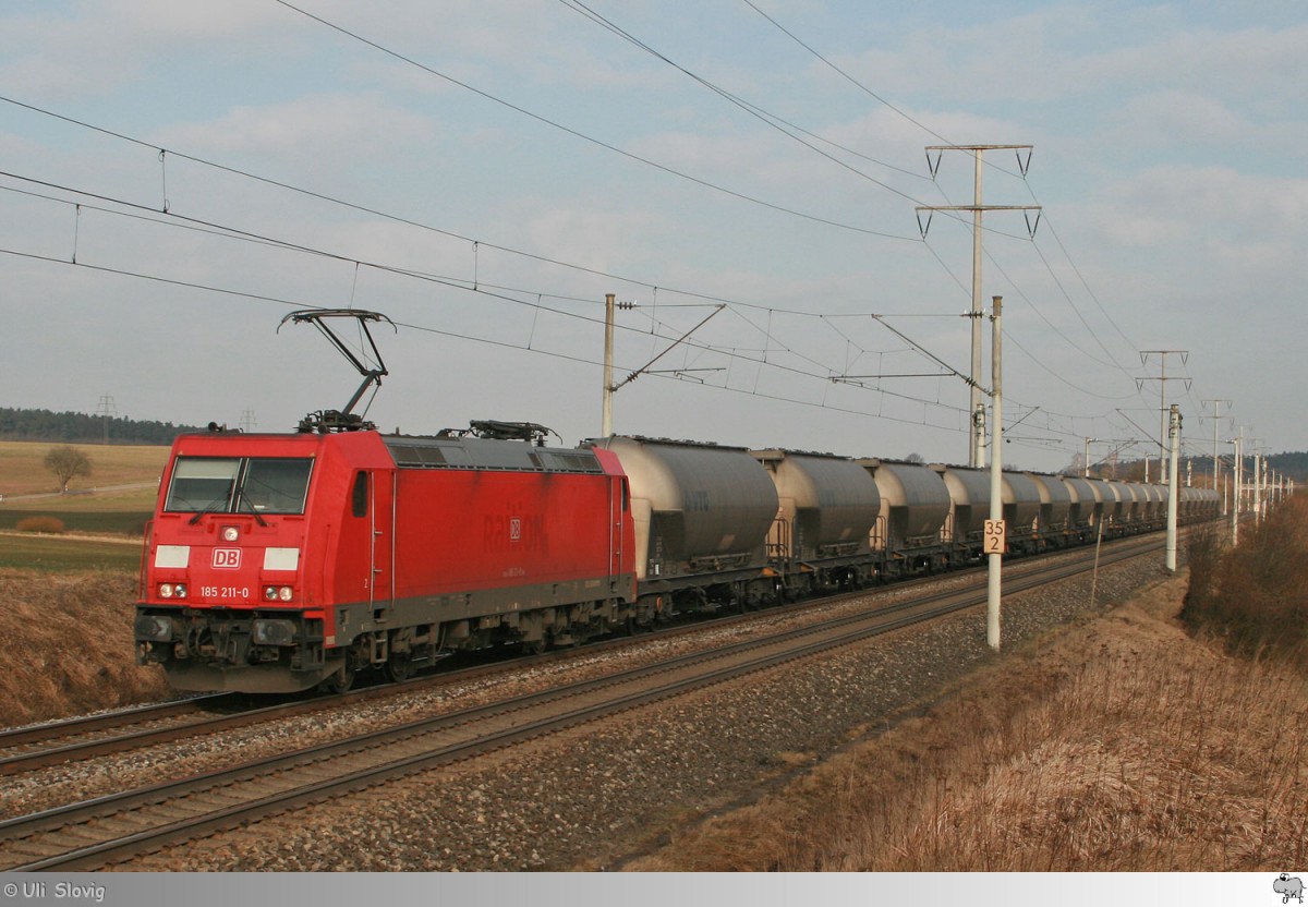 185 211 zieht einen Güterzug, gebildet aus Silowagen am 12. März 2015 Richtung Süden. Die Aufnahme entstand kurz vor dem Bahnhof Neustadt an der Aisch.