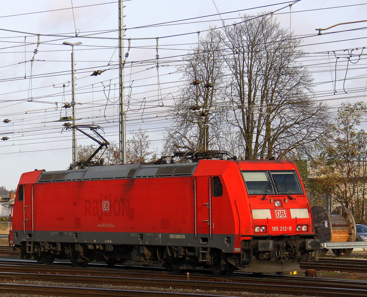 185 212-8 DB rangiert in Aachen-West. 
Aufgenommen vom Bahnsteig in Aachen-West. 
Bei schönem Herbstwetter am Morgen vom 14.11.2015.